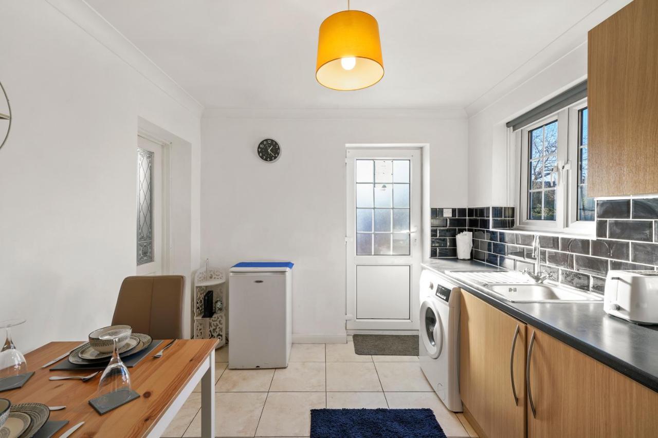 איילסברי 1 Bedroom Flat Aylesbury, Private Parking, Fowler Rd מראה חיצוני תמונה