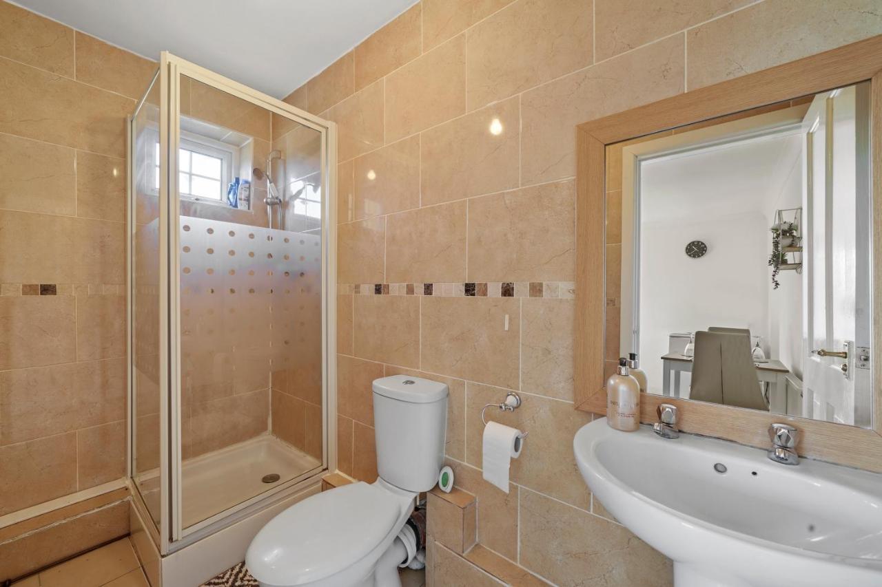איילסברי 1 Bedroom Flat Aylesbury, Private Parking, Fowler Rd מראה חיצוני תמונה