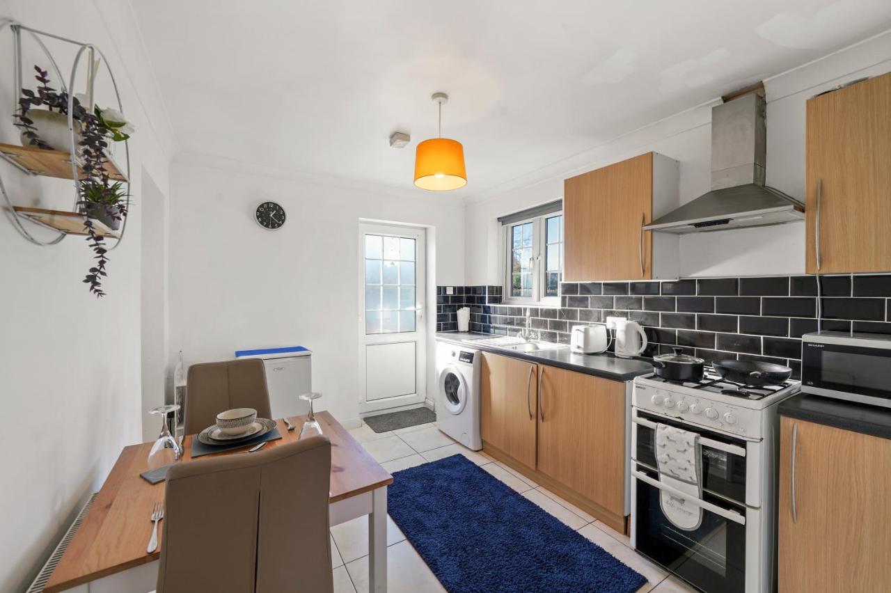 איילסברי 1 Bedroom Flat Aylesbury, Private Parking, Fowler Rd מראה חיצוני תמונה