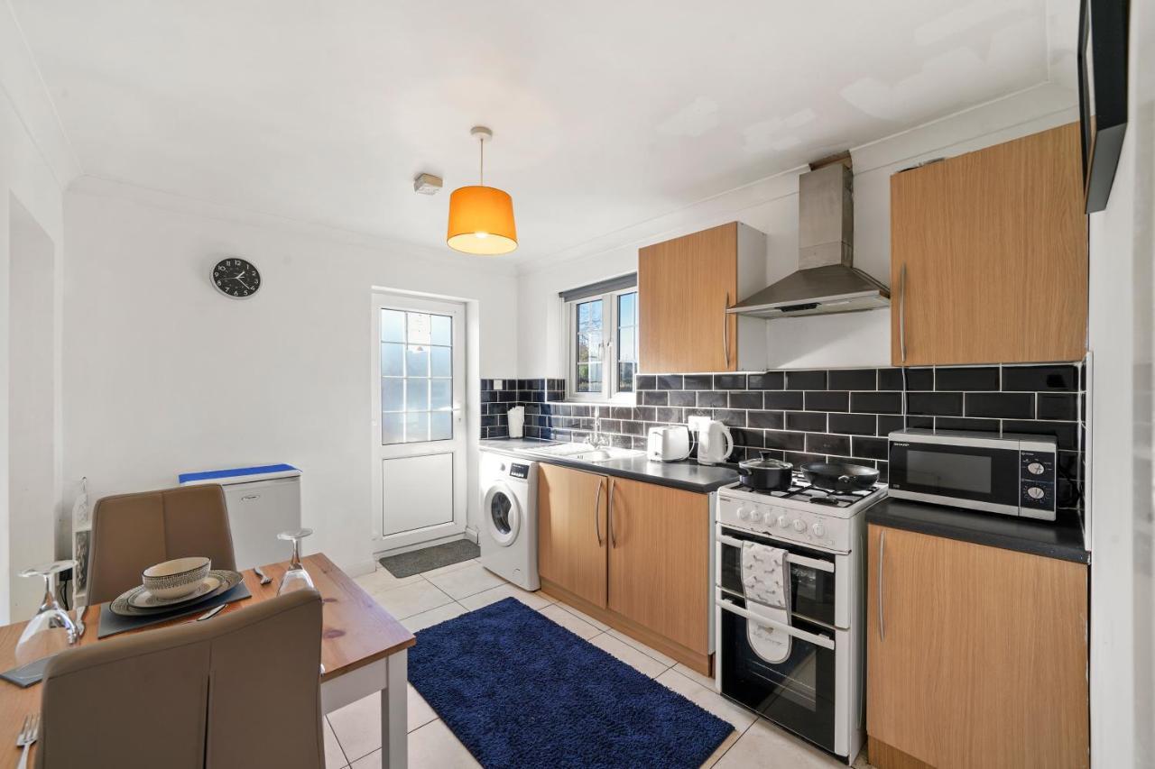 איילסברי 1 Bedroom Flat Aylesbury, Private Parking, Fowler Rd מראה חיצוני תמונה