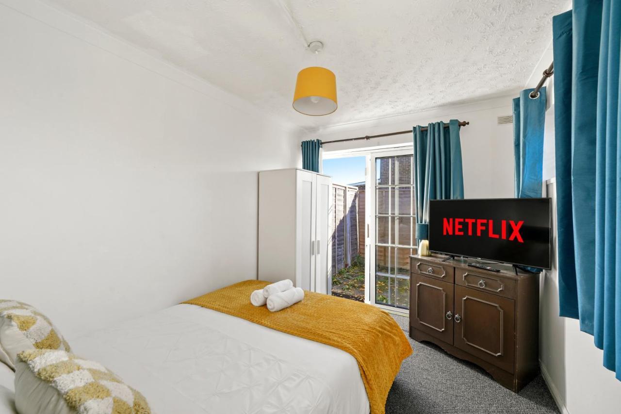 איילסברי 1 Bedroom Flat Aylesbury, Private Parking, Fowler Rd מראה חיצוני תמונה