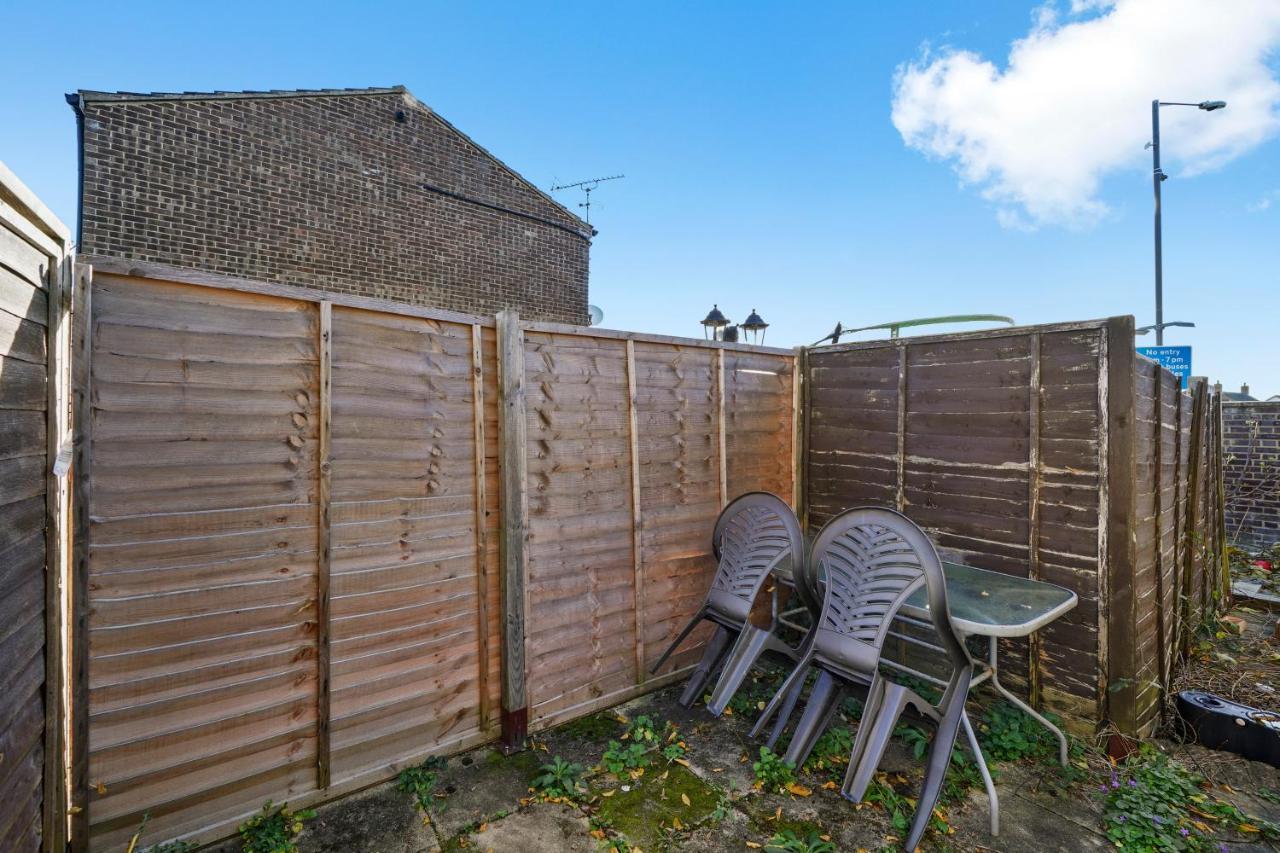 איילסברי 1 Bedroom Flat Aylesbury, Private Parking, Fowler Rd מראה חיצוני תמונה